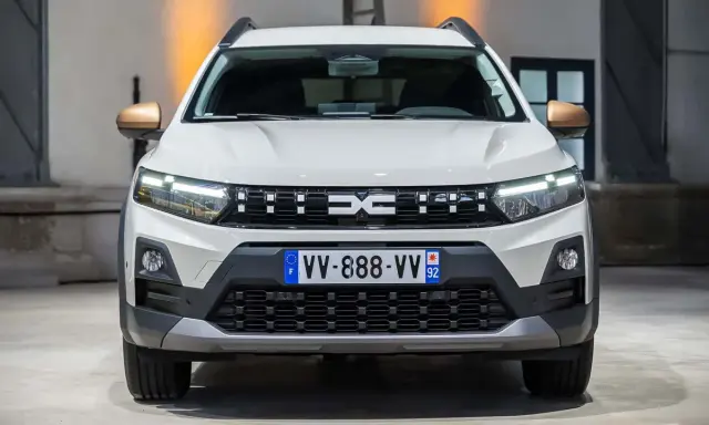 Nowy samochód Dacia z charakterystycznym grillem i światłami LED.