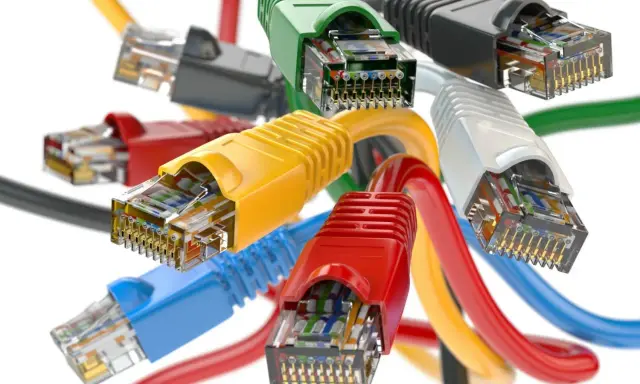 Un bouquet de câbles réseau RJ45 multicolores, prêts à connecter le monde. Une catégorie de câbles essentielle pour le réseau.