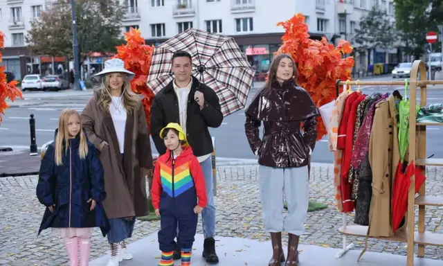Rodzina prezentuje stylowe stylizacje na deszczowe dni: płaszcze, kalosze i kolorowe parasole.