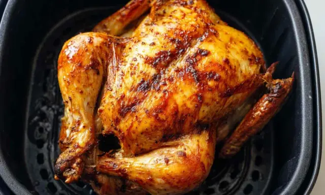 Złocisty kurczak z airfryer, idealnie przypieczony, pachnący i gotowy do podania. Pyszny obiad w kilka chwil!