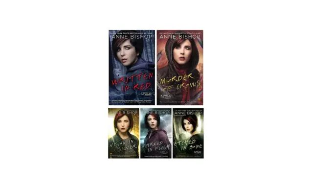 Copertine dei libri di Anne Bishop: "Written in Red", "Murder of Crows", "Vision in Silver", "Marked in Flesh", "Etched in Bone". La trilogia "Inciso nelle ossa" è completa.
