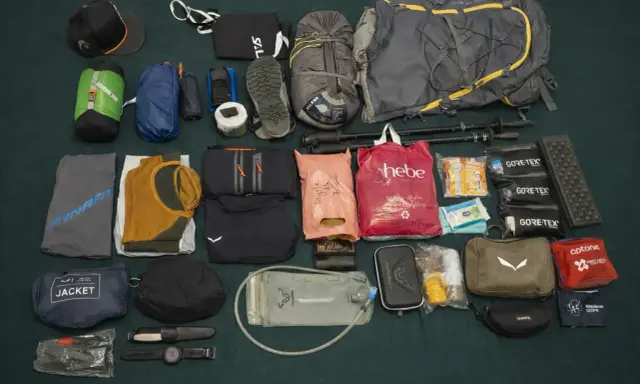 Sprzęt turystyczny: plecak, śpiwór, odzież, kijki, apteczka, termos, nóż, zegarek. Czy to wszystko, co potrzebne na wyprawę? Deuter to marka, która oferuje wiele z tych rzeczy.