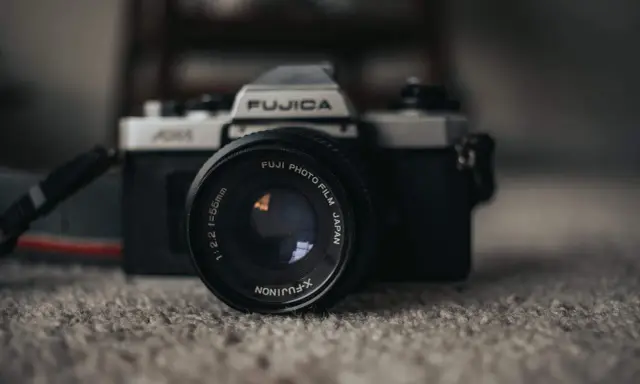 Klasyczny aparat Fujica ADM, świadectwo historii aparatu fotograficznego, z obiektywem X-Fujinon.