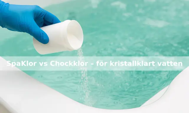 Blå handskbeklädd hand häller pulver från en vit burk i ett spabad. Klor utan cyanursyra för kristallklart vatten.