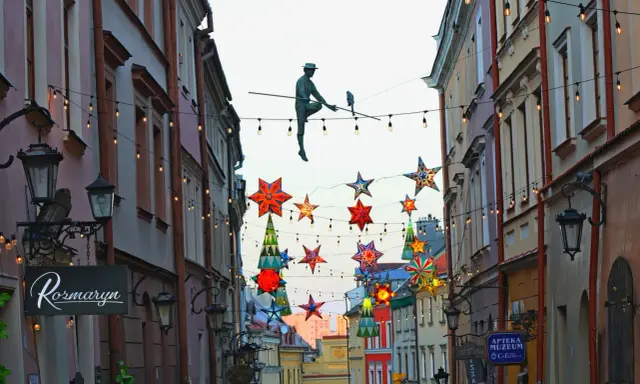 Ruchomy artysta na linie i kolorowe gwiazdy zdobią rynek w Lublinie.