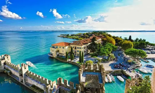 Sirmione, uno dei **laghi di Garda posti più belli**, con il suo castello medievale e le acque cristalline.