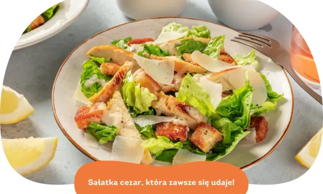Klasyczna sałatka cezar z grillowanym kurczakiem, chrupiącymi grzankami i parmezanem. Idealna na lekki posiłek.