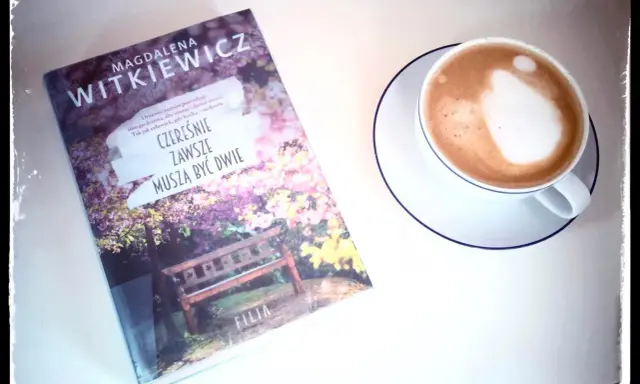 Książka "Czereśnie zawsze muszą być dwie" Magdaleny Witkiewicz obok filiżanki kawy.