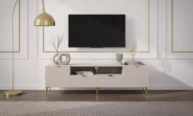 Elegant tv konsol med guldbelagd golvlampa och moderna dekorationer.