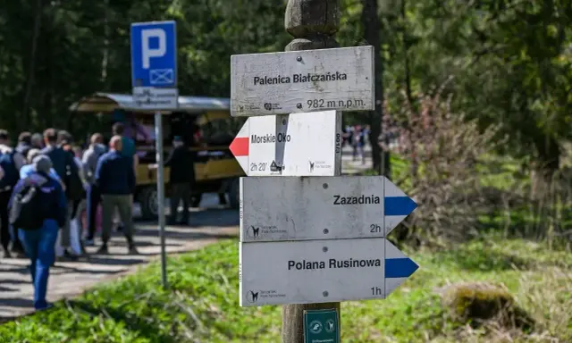 Rozdroże szlaków w górach. Co oznacza żółty szlak w górach? Tutaj widzimy drogowskazy na Palenicę Białczańską, Morskie Oko, Zazadnią i Polanę Rusinową.