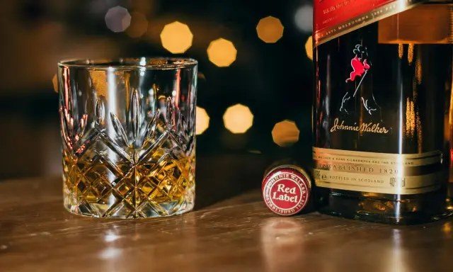 Z jakim sokiem whisky? Odkryj idealne połączenia i proporcje