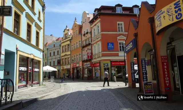 Kolorowe kamienice i brukowana uliczka tworzą urokliwy zakątek, idealny do odkrywania atrakcji Jeleniej Góry.
