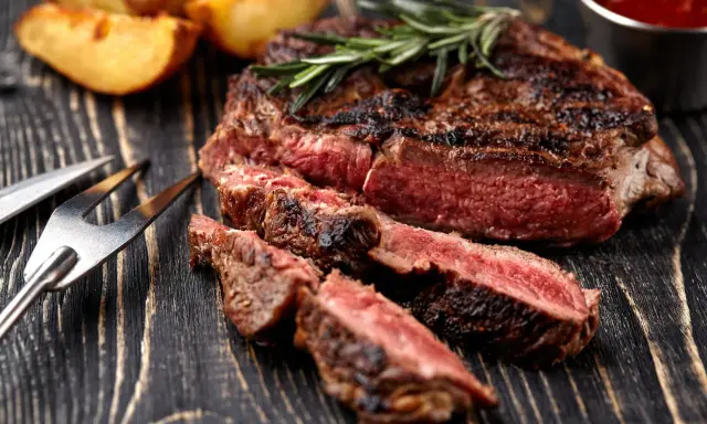 Saftig flankstek, perfekt grillad med rosmarin, serveras med klyftpotatis. En härlig flankstek marinad gör den extra god.