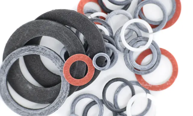Gros plan sur un assortiment de joints toriques plats de différentes tailles et couleurs (noir, gris, blanc, rouge), prêts à sceller.