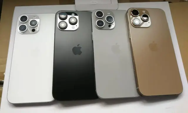 Cztery telefony iPhone 16 w kolorach białym, czarnym, srebrnym i złotym.