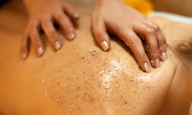 Domowy peeling: przepisy DIY na gładką skórę w 5 minut.