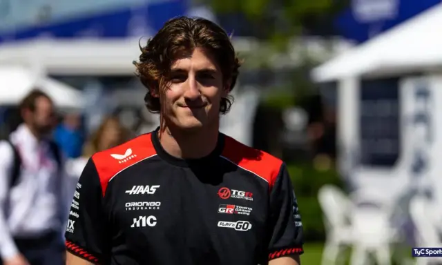 Jack Doohan sonríe con su camiseta negra y roja del equipo Haas F1.