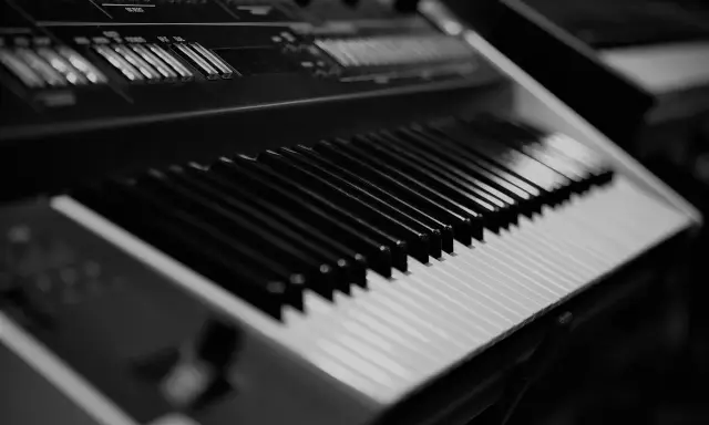 Fortepian czy pianino? Wybierz idealny instrument dla siebie