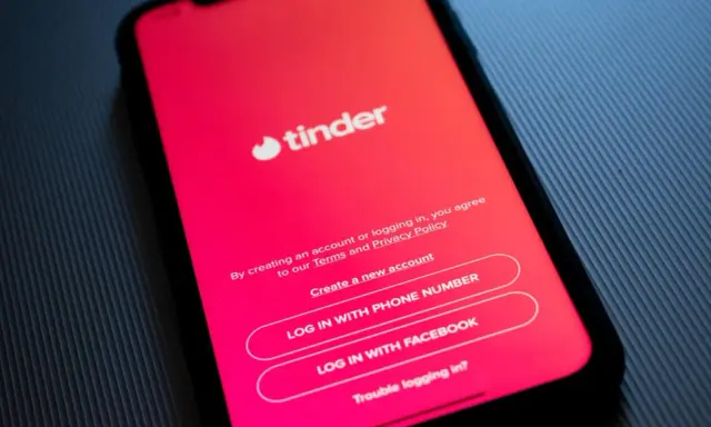 Ekran telefonu z aplikacją Tinder. Czas na nowe randki!
