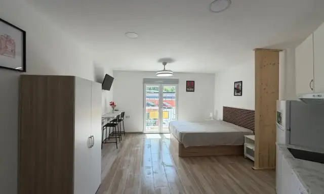 Estudio moderno y luminoso en Fuenlabrada. Cama, escritorio, armario y cocina. Ideal para una estancia premium.