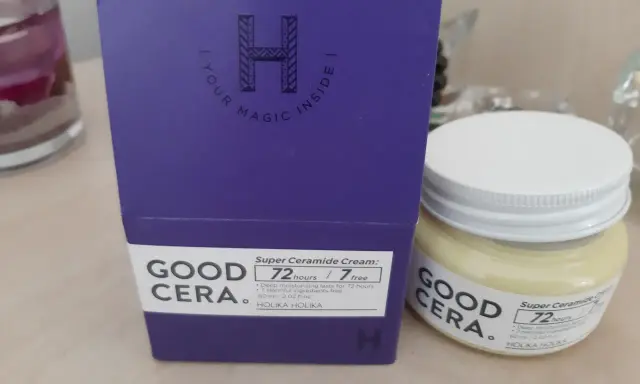 Krem Holika Holika Good Cera Super Ceramide Cream w fioletowym pudełku i słoiczku.