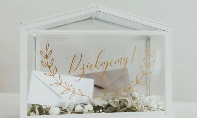 Eleganckie pudełko na koperty diy z napisem "Dziękujemy!" i złotymi gałązkami. Idealne na ślub lub inną uroczystość.