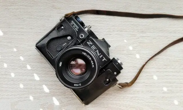 Klisza 35mm: Jak wyjąć film z aparatu analogowego bez strat?