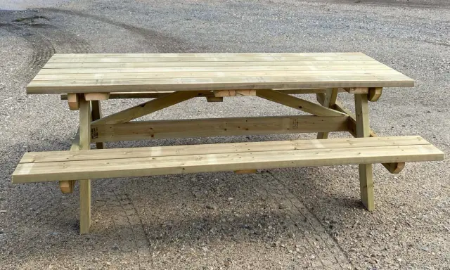 En robust bänk i tryckimpregnerat trä, perfekt för utomhusbruk. Denna bänk är redo för många sommarfester och fikastunder.