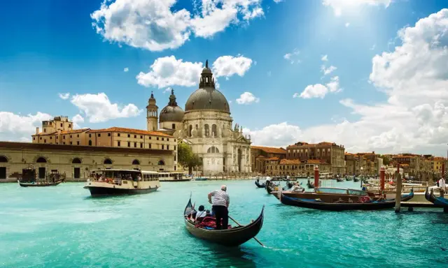 Gondelfahrt auf dem Canal Grande vor der Basilica di Santa Maria della Salute – ein Muss, was man in Venedig gesehen haben muss.
