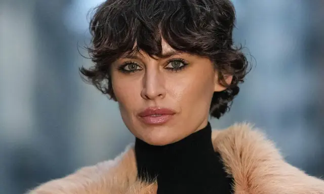 Eine Frau mit einem modernen Fade Cut und einem Pelzmantel.