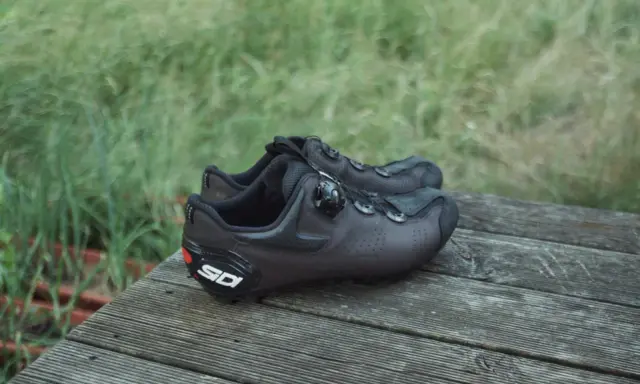 Czarne buty rowerowe Sidi z systemem zapinania na pokrętło. Idealne pytanie: jakie buty na rower wybrać, by czuć się komfortowo na trasie.