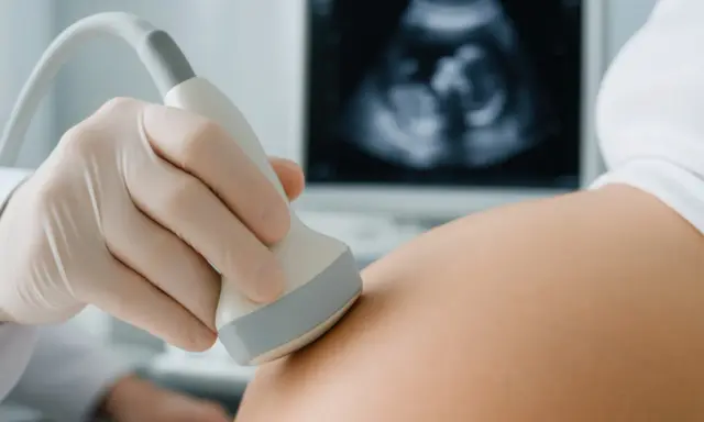 Pierwsze spojrzenie na maluszka! 9 tydzień ciąży, USG 3D pokazuje jego maleńką postać.