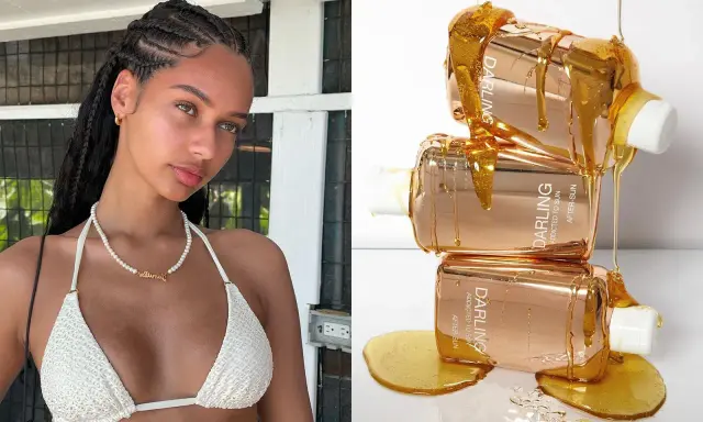 Ragazza con pelle abbronzata e tre flaconi dorati di doposole Darling ricoperti di miele.