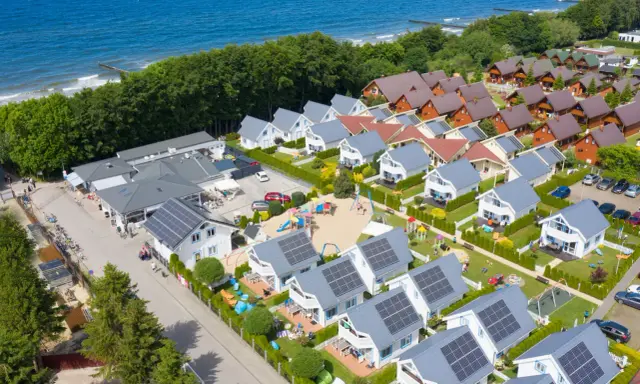 Widok z lotu ptaka na kompleks domków letniskowych Collins Resort. Właściciel dba o każdy szczegół, tworząc idealne miejsce na wypoczynek nad morzem.