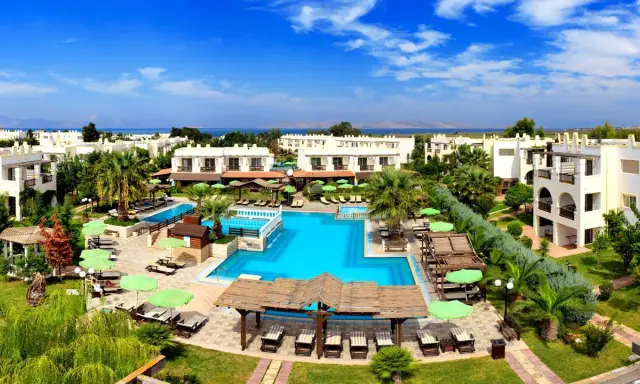 Luksusowy hotel z basenami i palmami, idealny na wakacje. Wiele osób chwali go w swoich gaia royal opinie.