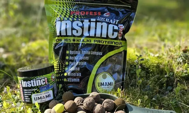Najskuteczniejsze kulki proteinowe na karpia Instinct Umami. Zestaw zawiera opakowanie i słoiczek z przynętami, gotowymi do akcji.