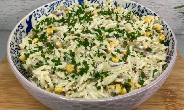 Boska sałatka z tuńczykiem i makaronem orzo, kukurydzą i szczypiorkiem. Idealna na szybki obiad.