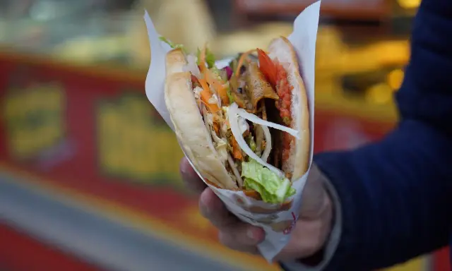 Kebab: skąd pochodzi? Berlin czy Stambuł? Odkryj fakty!