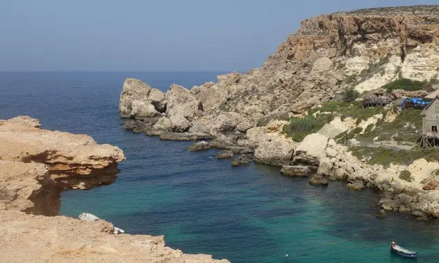 Malta w grudniu: skaliste wybrzeże, turkusowa woda i łodzie. Idealna temperatura na zwiedzanie!