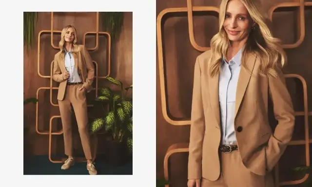 Elegancka stylizacja: jakie spodnie do jasnej marynarki? Modelka prezentuje beżowy garnitur z błękitną koszulą i sneakersami.