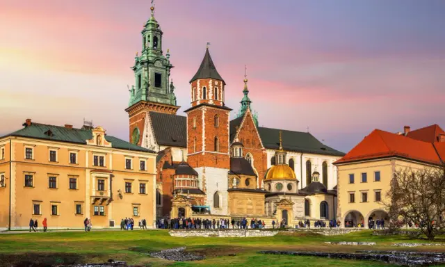 Zamek Królewski na Wawelu, gdzie kiedyś mieszkał król, dziś przyciąga tłumy turystów.