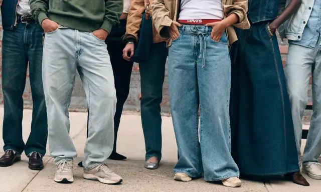 Persone con jeans loose, un look comodo e alla moda. Il significato dei jeans loose è libertà di movimento e stile casual.