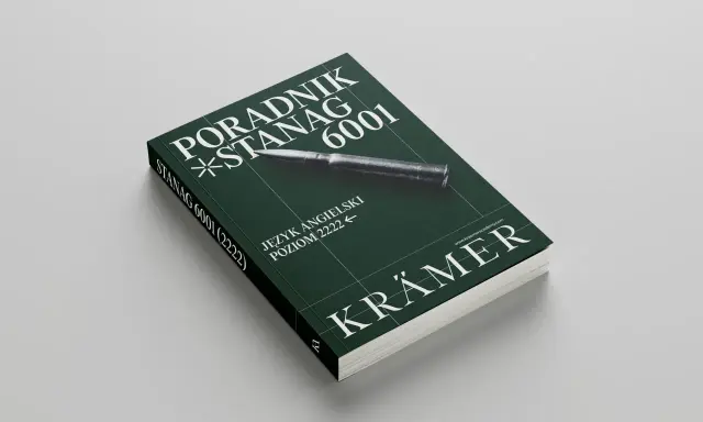 Poradnik STANAG 6001 poziom 1, język angielski. Okładka z pociskiem i logo wydawnictwa Krämmer.