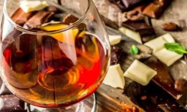 Brandy czy whisky? Rozwiej wątpliwości surowce, smak, podanie