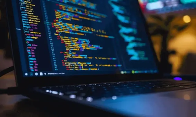 Laptop z kolorowym kodem, gdzie niektóre linie są przekreślone równa się, sugerując błędy lub zmiany w programie.