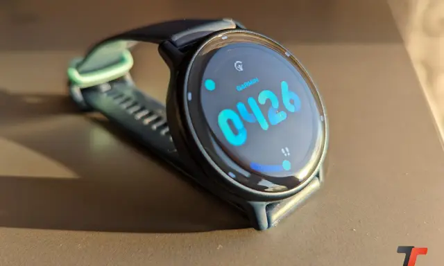 Un Garmin, cos'è uno smartwatch, mostra l'ora 04:26 su uno schermo luminoso.