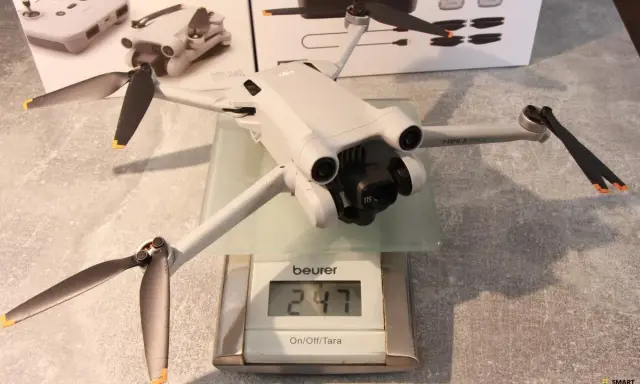 Eine Drohne mit einem Gewicht von 247 Gramm wird auf einer Waage gemessen.