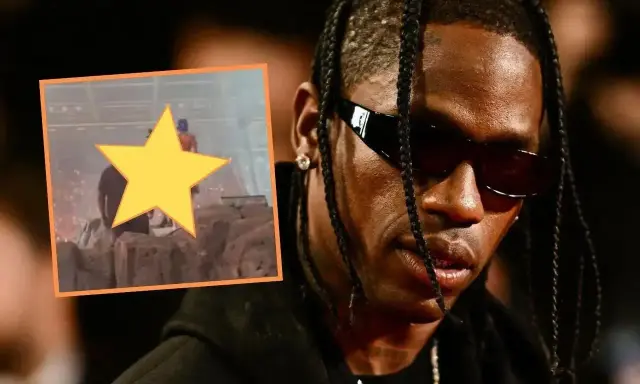 Travis Scott, znany raper amerykański, na scenie podczas koncertu. W tle tłum fanów.