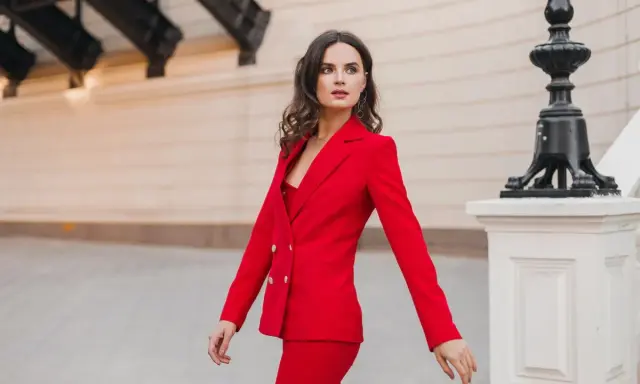 Donna con tailleur rosso, un look audace e sofisticato. Gli abbinamenti perfetti per un outfit indimenticabile.