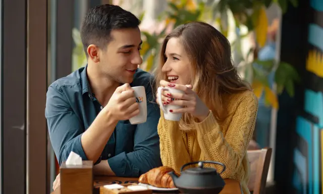 Jak flirtować na pierwszej randce? Sprawdzone triki i mowa ciała